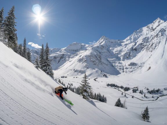 Skifahrer beim Freeride in Gastein